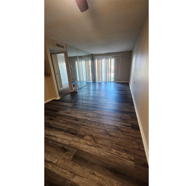 Building Photo - 2818 S Bartell Dr