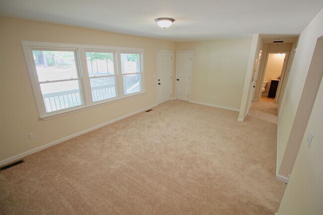 Building Photo - Beautiful 3 bed, 1/5 bath duplex in East R...