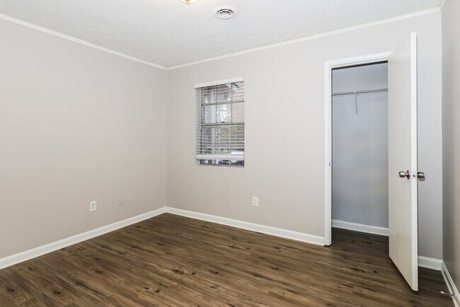 Building Photo - 8450 N Pond Dr