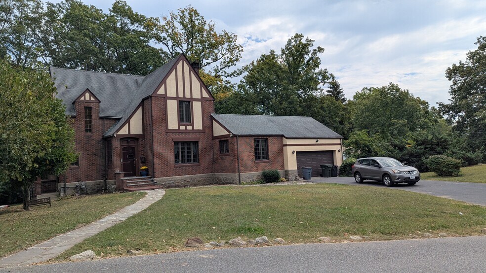 Primary Photo - 78 Roe Ave