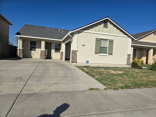 Building Photo - 3 Br 2 Bath Available 12/1