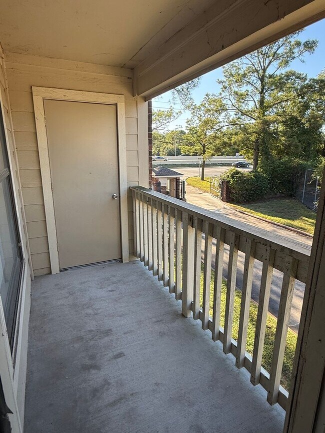 Building Photo - Move-in ready 1-bedroom, 1-bath condo in a...