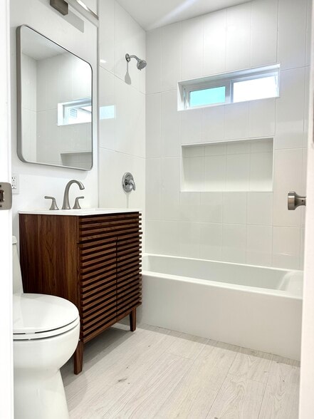 Building Photo - 742 Earlham St