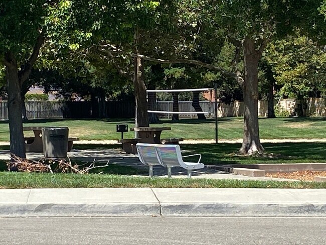 Building Photo - Pleasanton 3 Bd./2 Bath, Lots of Light, Top Rated Schools, Close to 580/680, Shopping & Restaurants