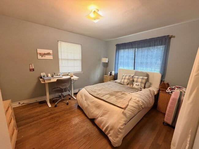 Building Photo - 4 bedroom 2 bath near U of A campus - a must see!