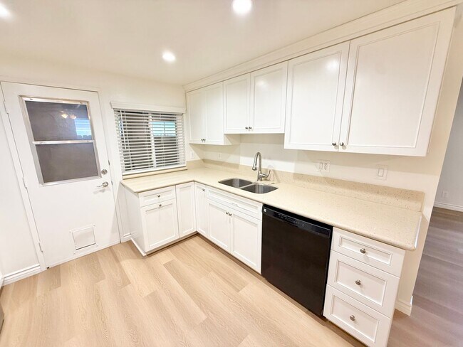 Building Photo - 4661 Larwin Ave
