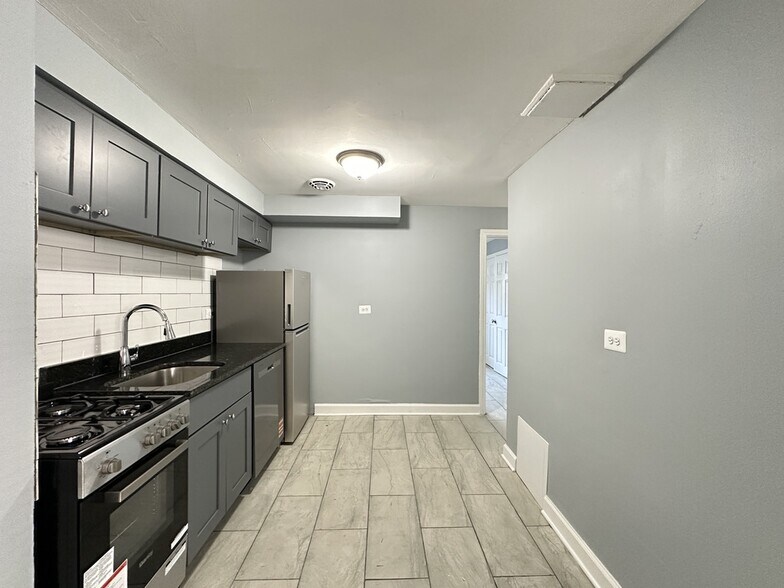 Building Photo - 6725 N California Ave