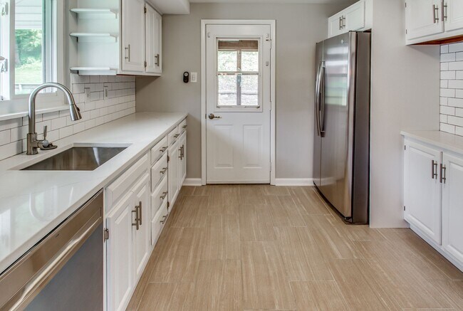 Building Photo - AVAILABLE MID-SEPTEMBER! Gorgeous 3-bedroo...