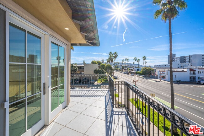 Building Photo - 816 S Catalina Ave