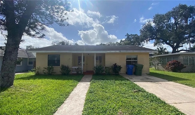 Primary Photo - Spacious 3/2 home available now, and conveniently located near downtown and Manatee Hospital
