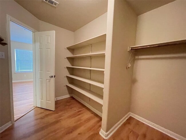Building Photo - 600 Lakemont Dr