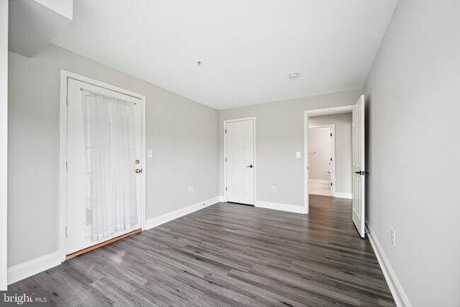 Building Photo - 6520 Lake Park Dr