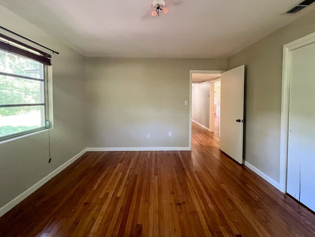 Building Photo - Centrally Located 3BR/2BA House - Availabl...