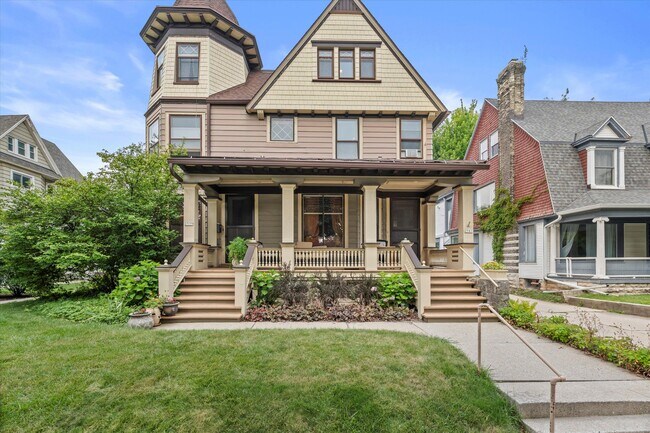 Primary Photo - 2581 N Maryland Ave
