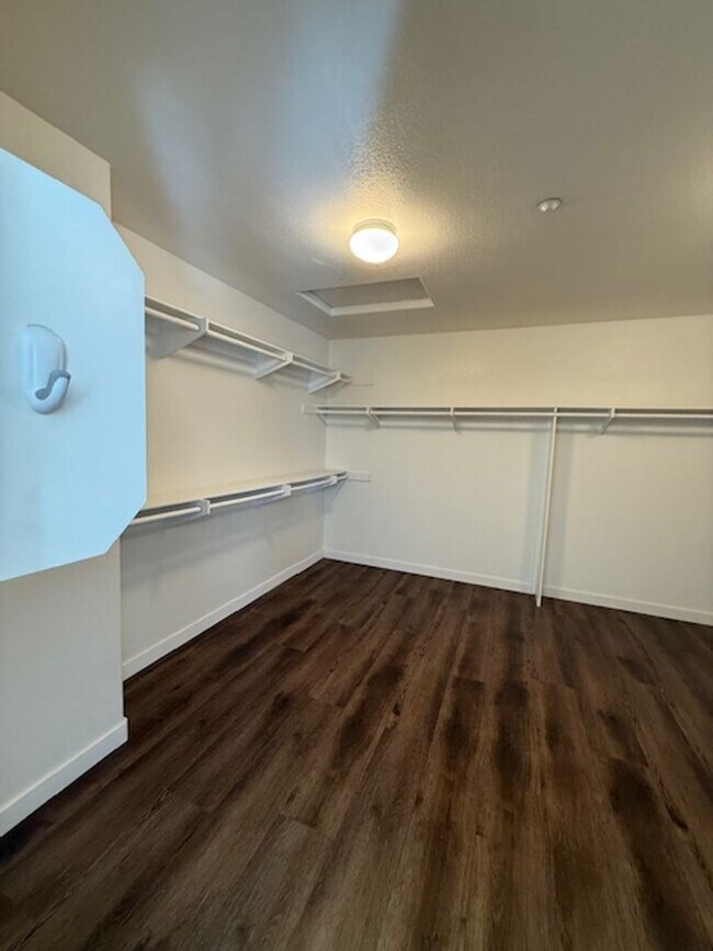 Building Photo - Very Nice 4 bedroom, 3 full bath home in much desired Lakeside neighborhood.