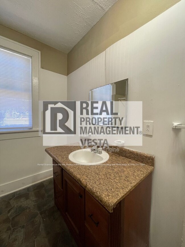 Building Photo - 1096 Hillyer Ave