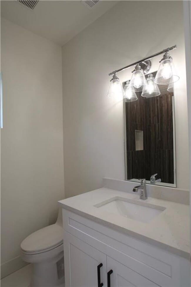 Building Photo - 705 Harris Ave