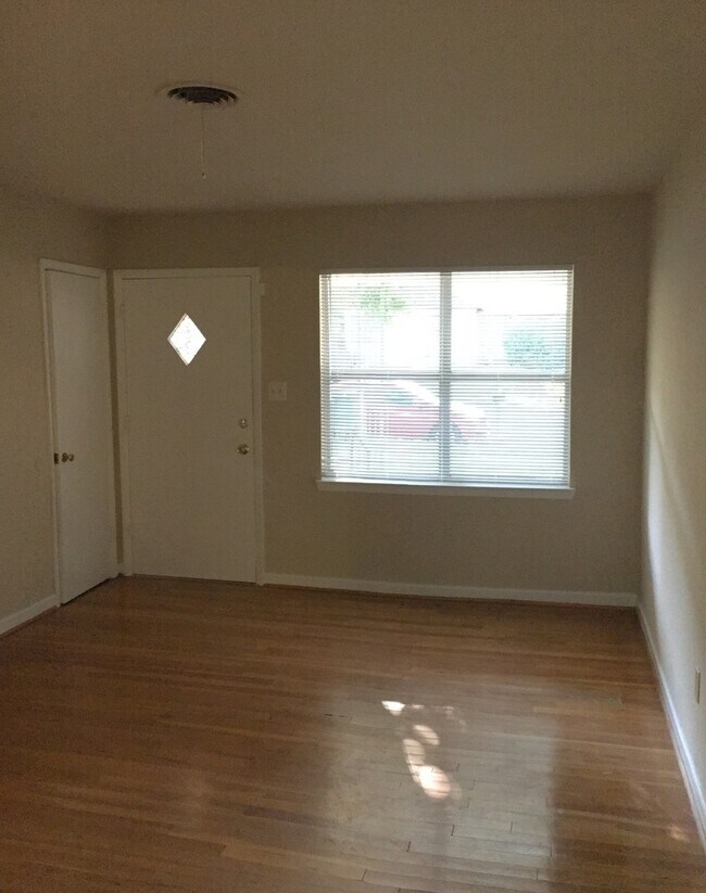 Building Photo - 2 WEEKS FREE RENT + $1,295 - Country living in the heart of Copperas Cove!