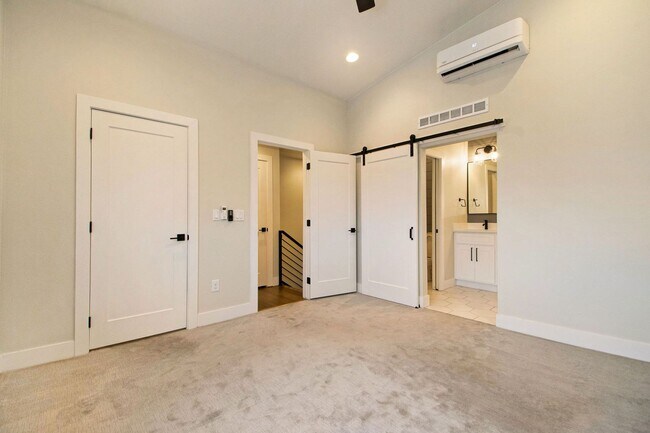 Building Photo - 1 Bedroom 2 Bathroom Luxury Brand New Town...