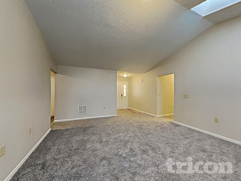 Building Photo - 910 Claiborne Ln