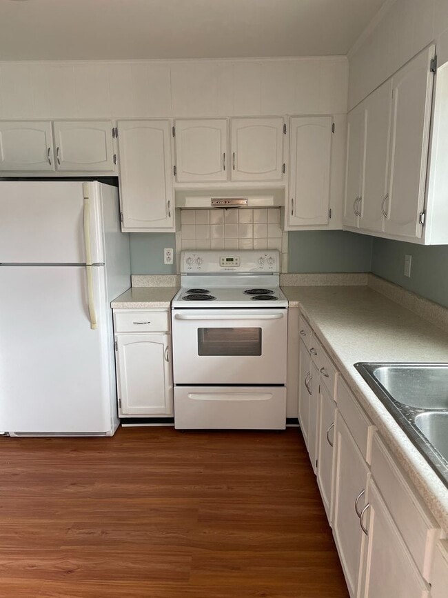 Building Photo - 3 BR 1.5 Bath Townhouse