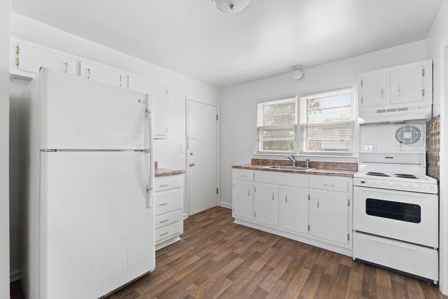 kitchen 1st view - 208 N Park St