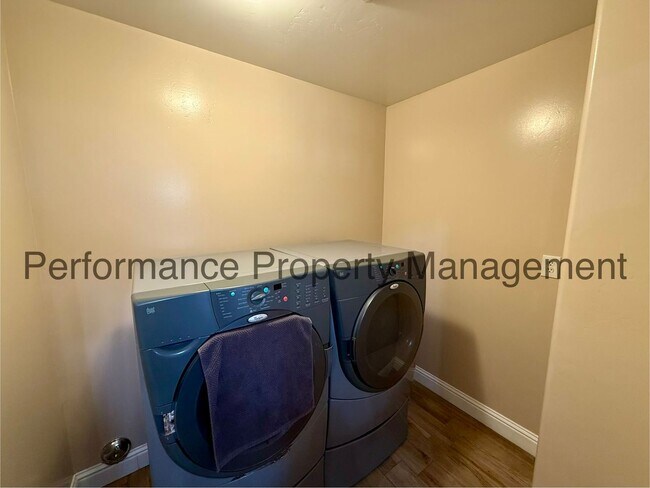 Building Photo - Spacious 5 Bed/3 Bath + Office in SW Bakersfield w/ RBP & $0 Deposit Option