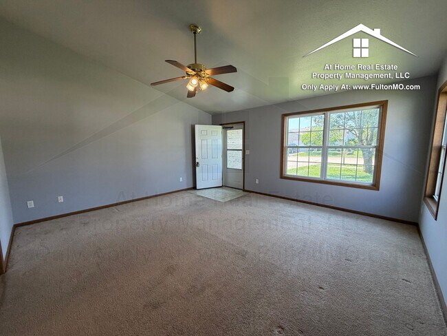 Building Photo - 427–429 Sabre Circle