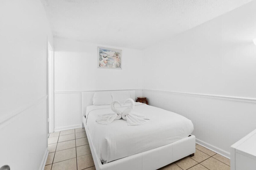 Building Photo - 8815 Thomas Dr