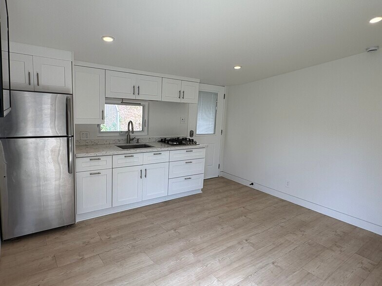 Building Photo - 4236 Ellenita Ave