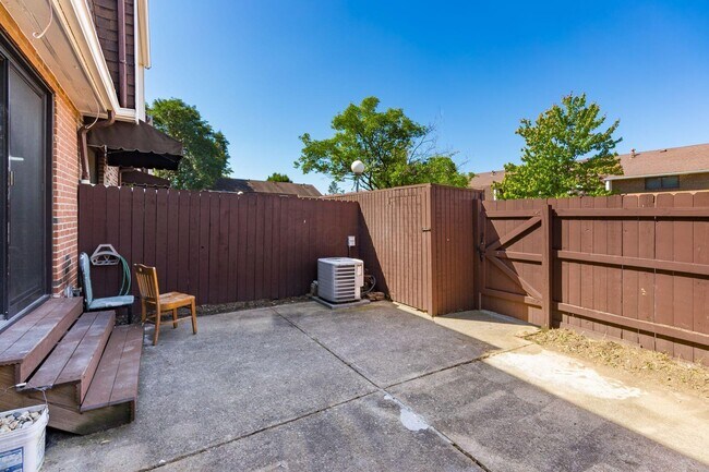 Building Photo - 1865 Willoway Cir N