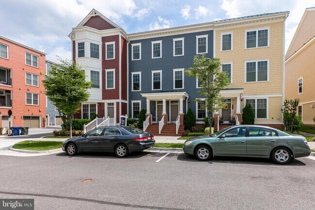 Building Photo - 723 Diamond Ave