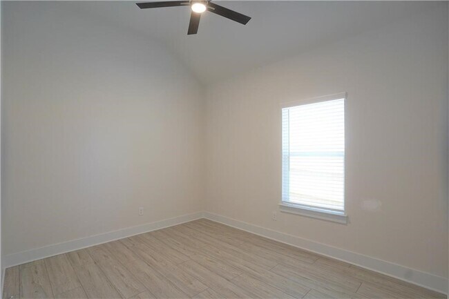 Building Photo - 621 Pinnacle View Dr