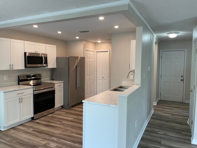 Kitchen and hallway - 208 Twin Lakes Ln