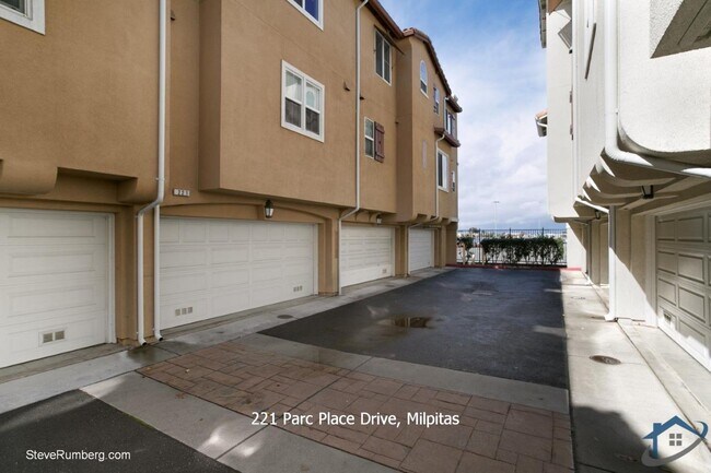 Building Photo - 221 Parc Pl Dr