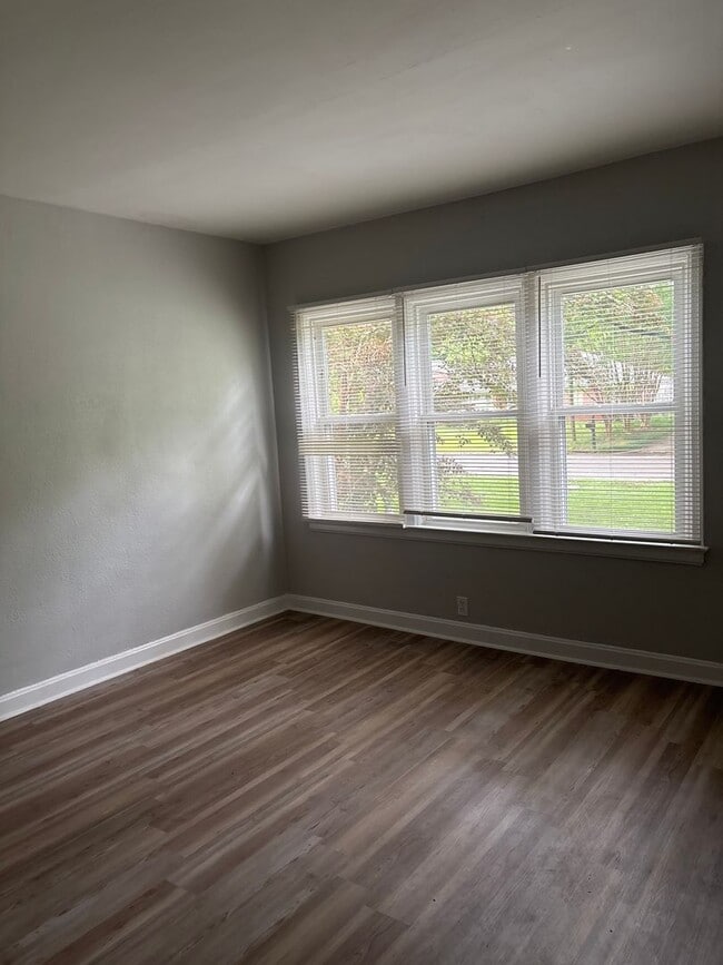 Building Photo - Beautiful South Cloverdale