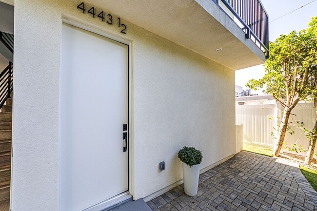 Building Photo - 4445 Auckland Ave