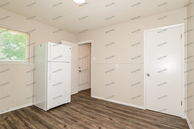 Building Photo - 205 Flora Dr
