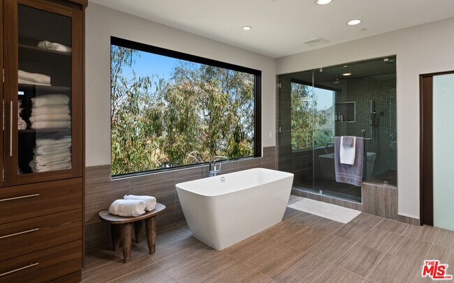 Building Photo - 2826 Las Alturas St