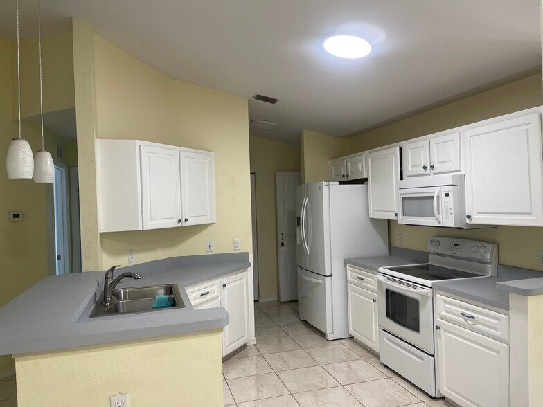 Building Photo - 10188 SW 188th Cir