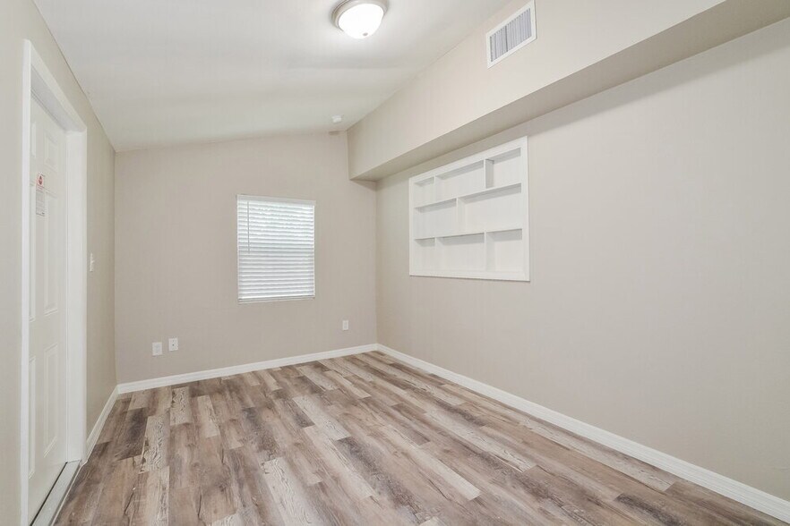 Building Photo - 550 Conure St
