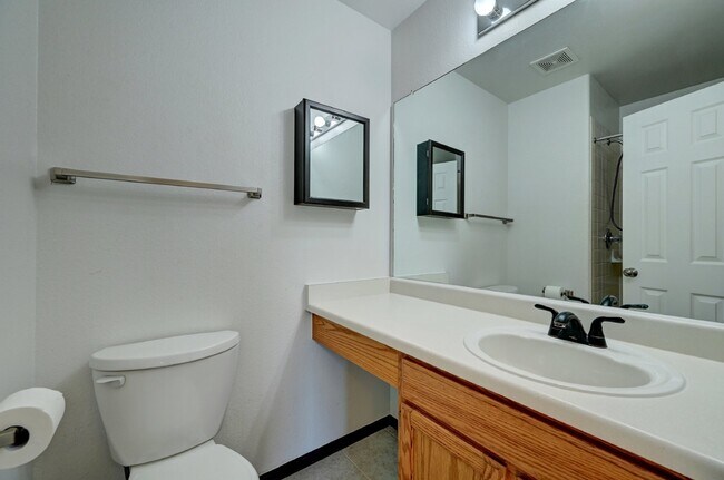 Building Photo - $2,100.00 - 3 bedroom, 2 bathroom, Single ...