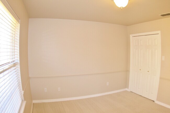 Building Photo - 4 Bed Home, 3 Car Garage! Zia School Distr...