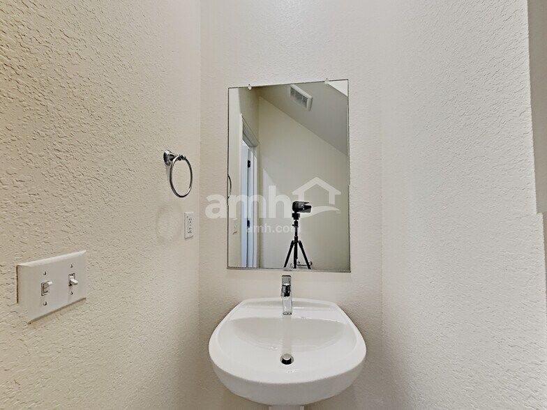 Building Photo - 2721 Meadowood Heights