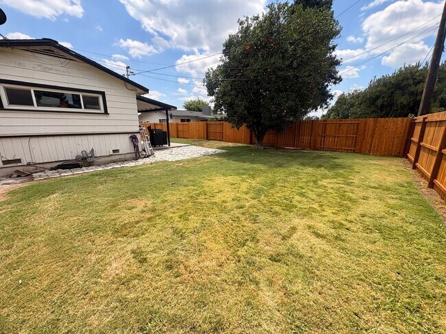 Building Photo - Renovated 3 bedroom home for rent!