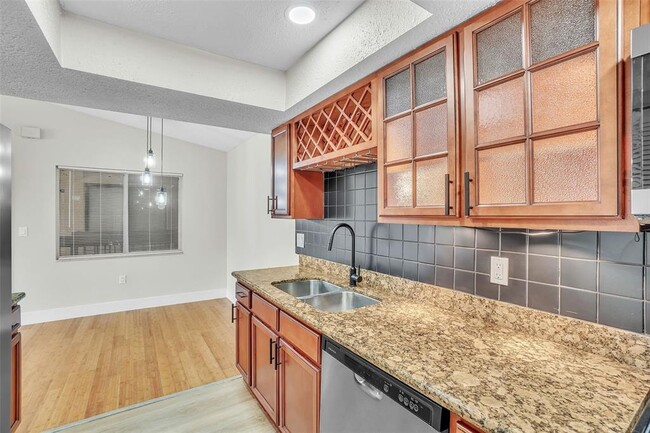 Building Photo - 5235 Vineland Rd