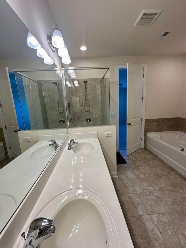 Building Photo - Spacious 3BR Townhouse in Berewick