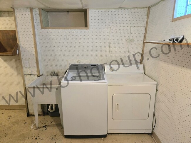 Building Photo - Great Location!