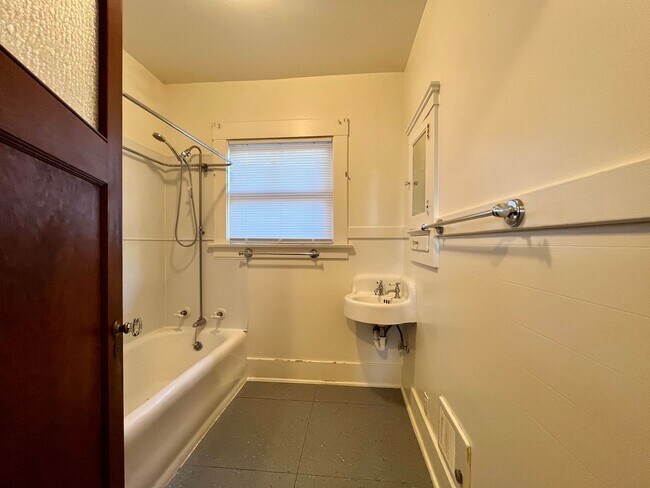 Building Photo - Cozy 1 bedroom, 1 bathroom home, conveniently located!