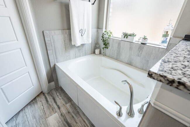 Building Photo - 11 Los Campos Dr